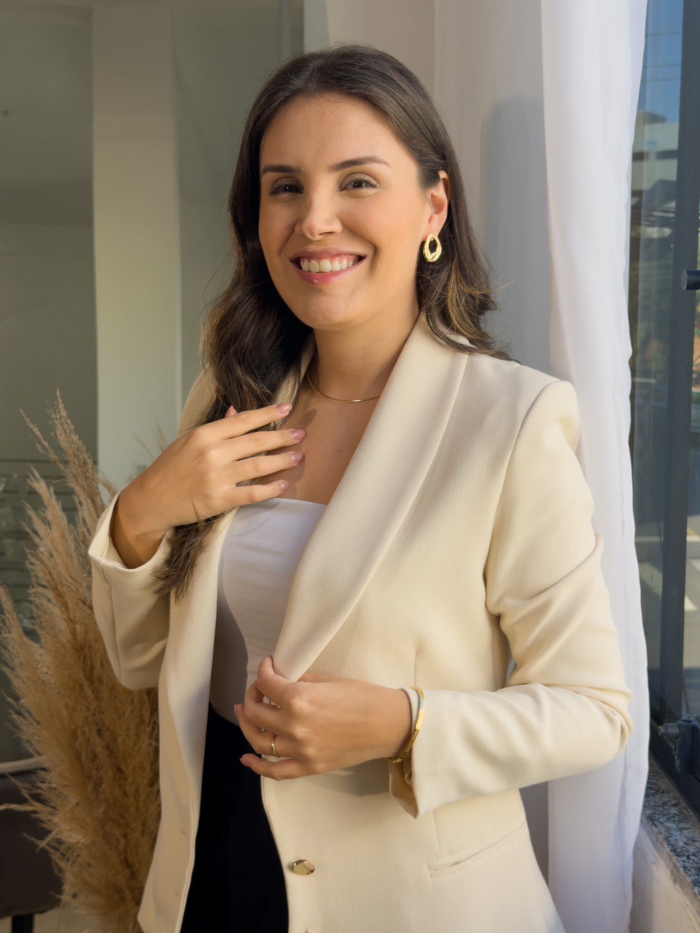 Aline, fundadora do Império by Aline, usando semijoias banhadas a ouro
